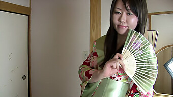 Japansk Tjej Ger En Sensuell Massage Och Sedan En Avsugning