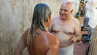 L'Incontro In Spiaggia Di Paty Butt Con Un Uomo Più Anziano Porta A Una Sessione Di Bagno Caldo.