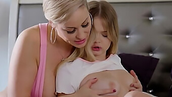 Milf Blonde Menggoda Adik Tiri Muda Untuk Seks Lesbian Yang Panas.