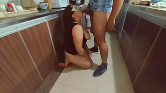 Una Prima Cachonda Disfruta Del Placer Oral De Su Primo Favorito En La Cocina. ¡no Te Pierdas Esta Escena Caliente!