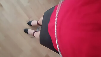 Sissy Subisce Umiliazione Con I Tacchi Bondage