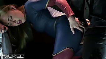 Superheroine Merayu Ilmuwan Untuk Pertemuan Anal