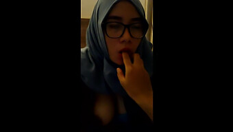 Cô Gái Indonesia Mặc Hijab Thổi Kèn Trong Video Tự Làm 4