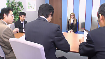 Une Adolescente Japonaise Éprouve Un Plaisir Intense Lors D'Une Rencontre Sexuelle Avec Son Patron Après Un Entretien D'Embauche