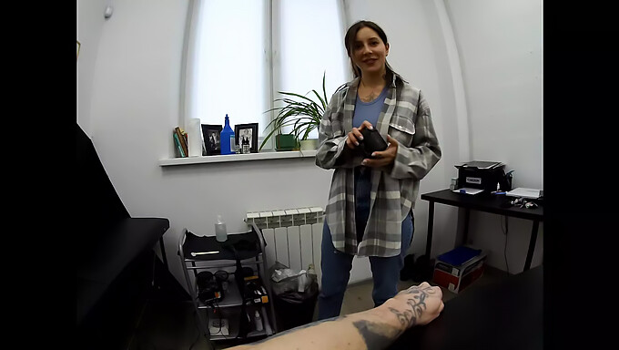 Nana Tatouée Fait Une Branlette Et Une Fellation À Son Client