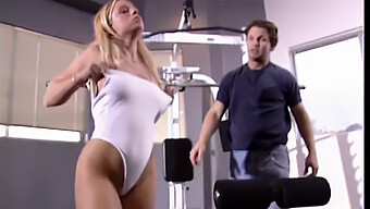 Rencontre Chaude De L'Entraîneur De Fitness Avec Une Femme Sensuelle