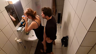 ¡mira Cómo La Madrastra Interrumpe El Encuentro Escondido En El Baño Entre Su Hijastra Y Su Novio! ¡te Encantará!