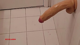 Lelaki Amatur Memuaskan Dirinya Dengan Dildo Di Bilik Mandi