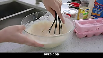 Tres Chicas Adolescentes Disfrutan De Una Gran Polla Después De Preparar Una Comida Juntas. ¡no Te Pierdas Esta Escena Caliente!