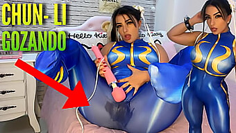 Cosplaying Chun Li, Een Sexy Vrouw Gebruikt Een Vibrator Om Een Orgasme Te Bereiken In Haar Natte Kleding.