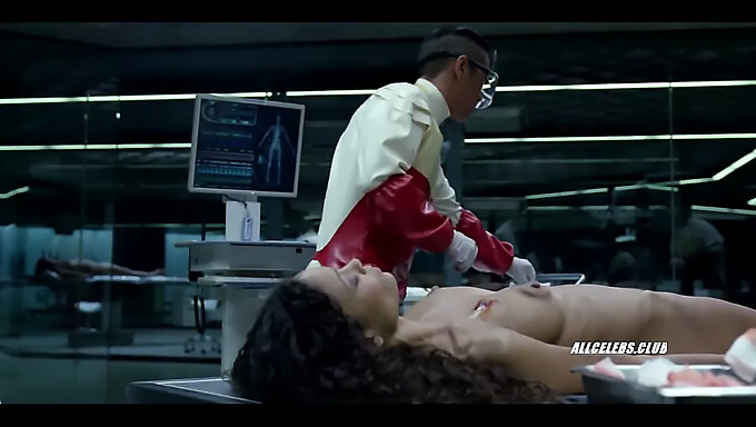 Thandie Newton En Angela Sarafyan In Openbare Ontmoeting Op Westworld - Seizoen 1, Aflevering 7