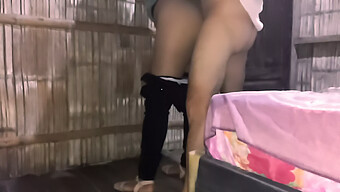 Pelajar Kolej Muda Menikmati Pertemuan Seksual Di Harta Luar Bandar Bapa Tiri