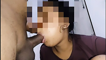 Seorang Wanita Muda Dari Sri Lanka Memberikan Blowjob Dan Menelan Sperma