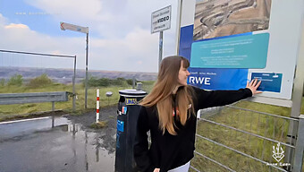 Veřejná Záležitost S Těsnou Brunetkou Zachycenou Na Kameře