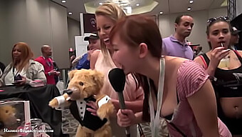 Avn-Pristagaren Britney Amber Och Amatören Teddylovebear På Ae Expo