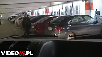 Una Teen Polaca Mamando En Un Coche En El Estacionamiento Del Centro Comercial