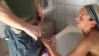 Una Donna Bionda Si Impegna In Attività Sessuali In Bagno. Non Perdere Questo Video Bollente!