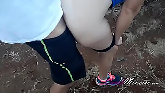 Esposa Brasileña Explora Caminando Al Aire Libre Con Tapón Anal