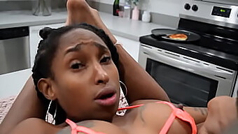 Porsha Carrera给lana Ryder一个感性的舔阴