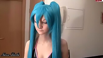 Pornô Hentai Com Miku Hatsune, Uma Adolescente Alemã, Fazendo Cosplay E Levando Gozada Na Cara