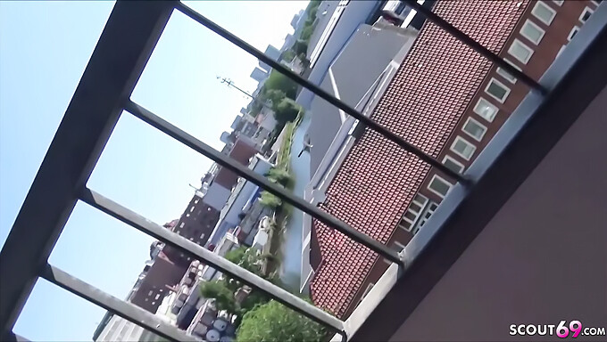 Lina, Een Slanke Duitse Tiener, Heeft Openbare Seks En Krijgt Een Gezichtsbehandeling Op Haar Balkon