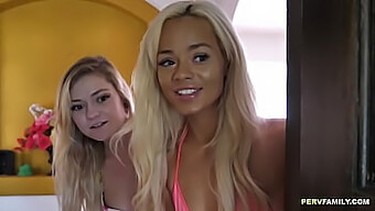 Blond Milf Elle Har Ett Ohämmat Sexuellt Möte Med En Ung Tjej.