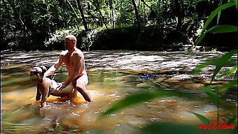 Nacktes Wanderabenteuer Des Reifen Paares Im Lake Houston Park