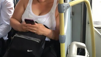 Die Brüste Einer Frau Mittleren Alters Hüpfen Beim Busfahren In Reiterstellung