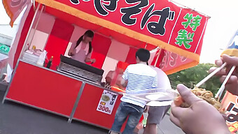 Une Fille Japonaise Se Fait Doigter Et Couvrir De Sperme En Plein Air