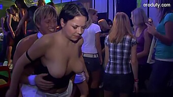 Hottie De Culoare Călărește Un Dong Negru În Poziția Cowgirl