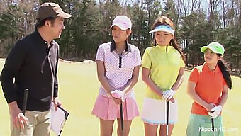 Japon Kızlar Çıplak Golf Oynayarak Ve Yüzlerine Boşalarak Eğleniyorlar