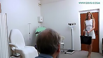 Barbras Intimer Besuch Bei Ihrer Weiblichen Gesundheitsdienstleisterin