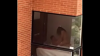 El Momento Íntimo De La Joven Pareja Grabado Desde Fuera