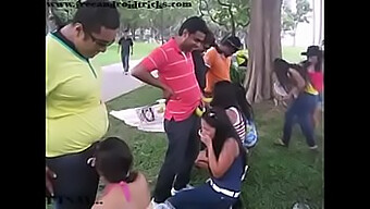 Mătușa Indiană Cu Sâni Mari Face Handjob Și Face Blowjob