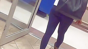 Beleza Ébano Deslumbrante Em Leggings Pretas Com Encaixe De Forma Sedutora