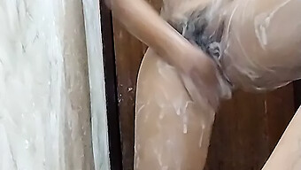 Novio Indio Complace A Su Novia Con Un Masaje En La Espalda Y Sexo Oral En El Baño