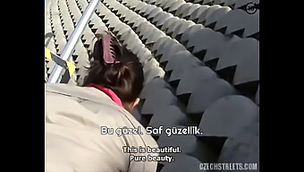 Bu Türkçe Altyazılı Video, Genç Bir Kızın Götüne Yalatıp Sakso Çekmesini Gösteriyor.