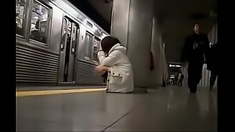 日本人の女の子が下着なしで電車の中で弄られて驚く!