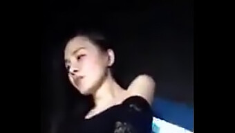 Une Strip-Teaseuse De Chine Effectue Une Danse Séduisante Dans Une Boîte De Nuit