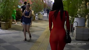 Une Milf En Tenue Transparente Montre Ses Atouts En Public