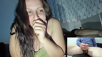 Man En Vrouw Genieten Van Voyeuristisch Plezier Voor De Webcam