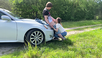 Jonge Studente Heeft Buitenseks In De Auto