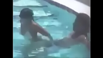 Surveillance Cachée Au Bord De La Piscine Mène À Une Rencontre Anale Chaude