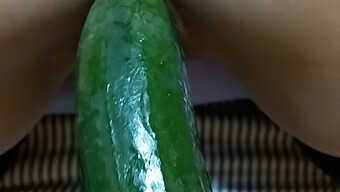 Mulher Kinky Desfruta De Dupla Penetração Com Um Grande Pepino E Um Brinquedo Sexual Por Trás Em Um Vídeo Lésbico Kinky.