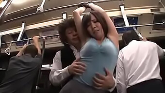 Momentos Íntimos De Um Casal Japonês Em Um Ônibus