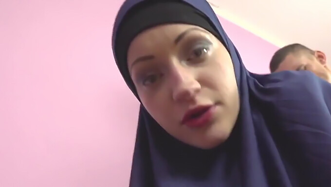 Pov-Video Kiihottuneesta Arabinaisesta, Joka Löysi Pornografian Katselun