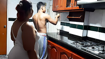 Hermosas Gordas De Su Esposa Infiel Encuentran En La Cocina A Una Milf