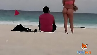 Exhibición Pública De Una Mujer Con Bikini En La Playa, ¡y Su Cámara Oculta Está Lista Para Mostrar Su Cuerpo!