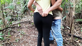 Adolescente Amateur Chupando Y Siendo Follada En El Bosque