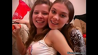 Deux Jeunes Femmes Se Livrent À Une Conduite Lesbienne Provocante, Se Déshabillant Et Présentant Leurs Seins.